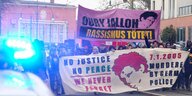 Teilnehmer einer Demonstration im Januar 2020 gehen mit Transparenten mit der Aufschrift "Rassismus tötet" durch Dessau. Auf dem Frontbanner steht "No Justice, no peace - We never forget, 7. 1. 2005 Murdered by police", dazu ein Bild von Oury Jalloh. Die