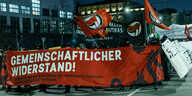 Demonstranten gehen hinter einem großen Transparent mit der Aufschrift «Gemeinschaftlicher Widerstand! - Solidarität mit den Betroffenen des Rondenbarg-Prozesses und Einstellung aller Verfahren» durch die Hamburg. Die Protestierenden sind schwarz gekleide