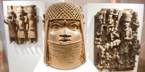 Drei Raubkunst-Bronzen aus dem Land Benin in Westafrika sind im Museum für Kunst und Gewerbe (MKG) in einer Vitrine ausgestellt.