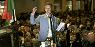 Peter Magyar hält eine Rede am Kossut-Lajos-Platz vor tausenden von Menschen