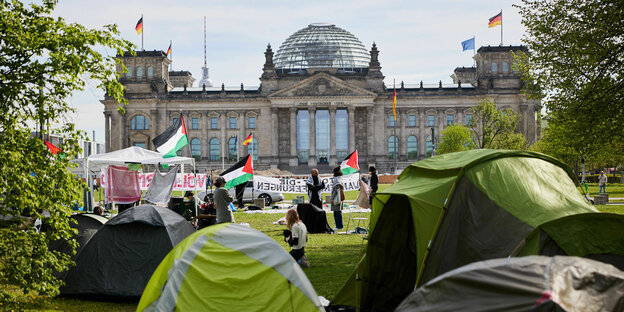 Zelte und Palästinaflaggen vorm Reichstagsgebäude in Berlin
