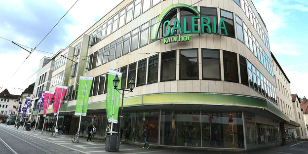 Ein Galeria-Kaufhaus in einem Eckgebäude in der Würzburger Innenstadt