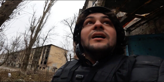 Ein Screenshot des Films "Fixers in Wartime" zeigt Kirill bei der Arbeit an der Front