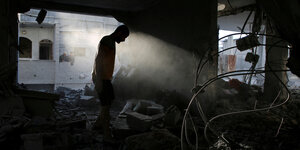 Ein Mann in den Trümmern seines Hauses in Rfah nach einem israelischen Luftangriff