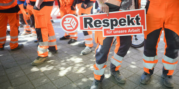 Beschäftigte des Bau-Gewerbes streiken an einer Rohrleitungsbaustelle in der Region Hannover.